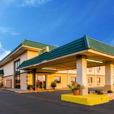 Quality Inn & Suites Salina Exterior photo