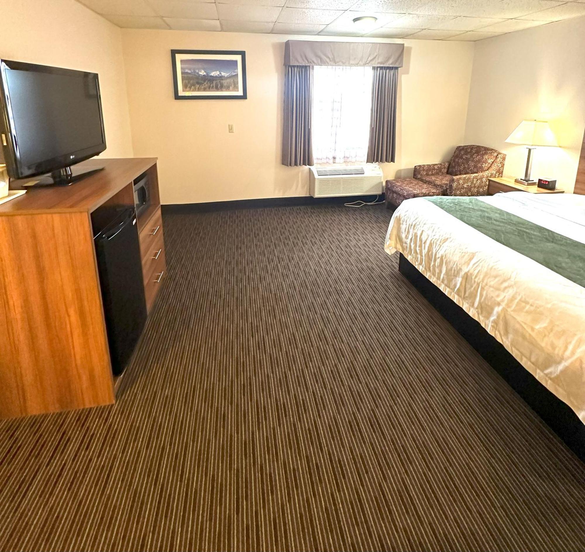 Quality Inn & Suites Salina Exterior photo