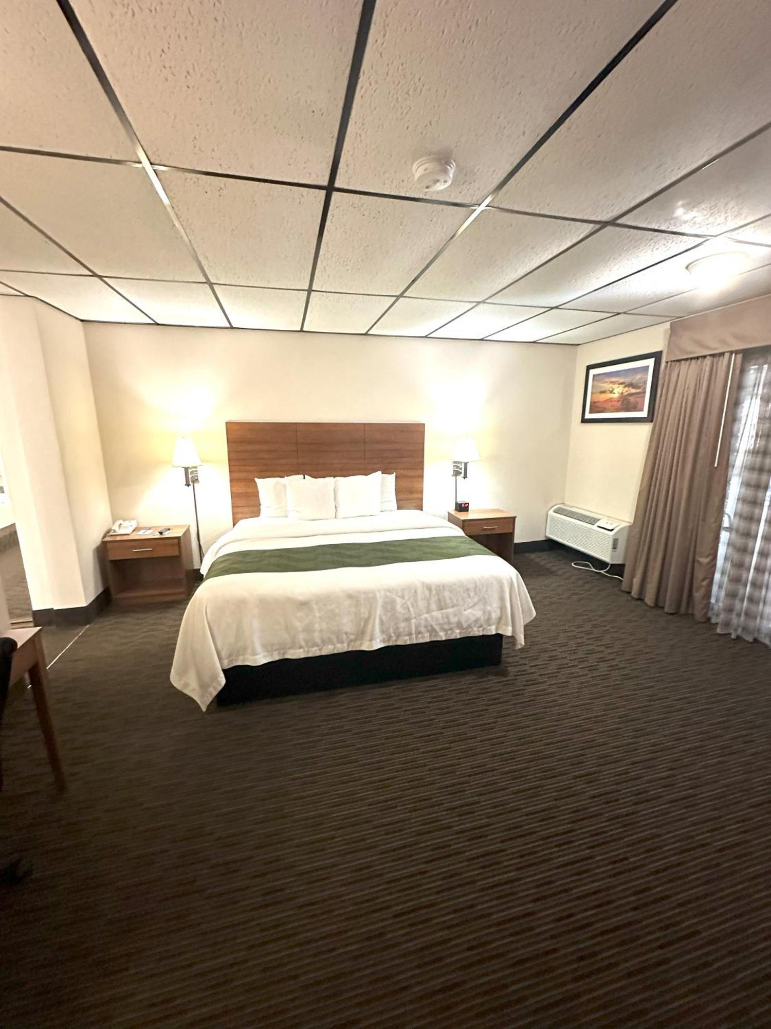 Quality Inn & Suites Salina Exterior photo