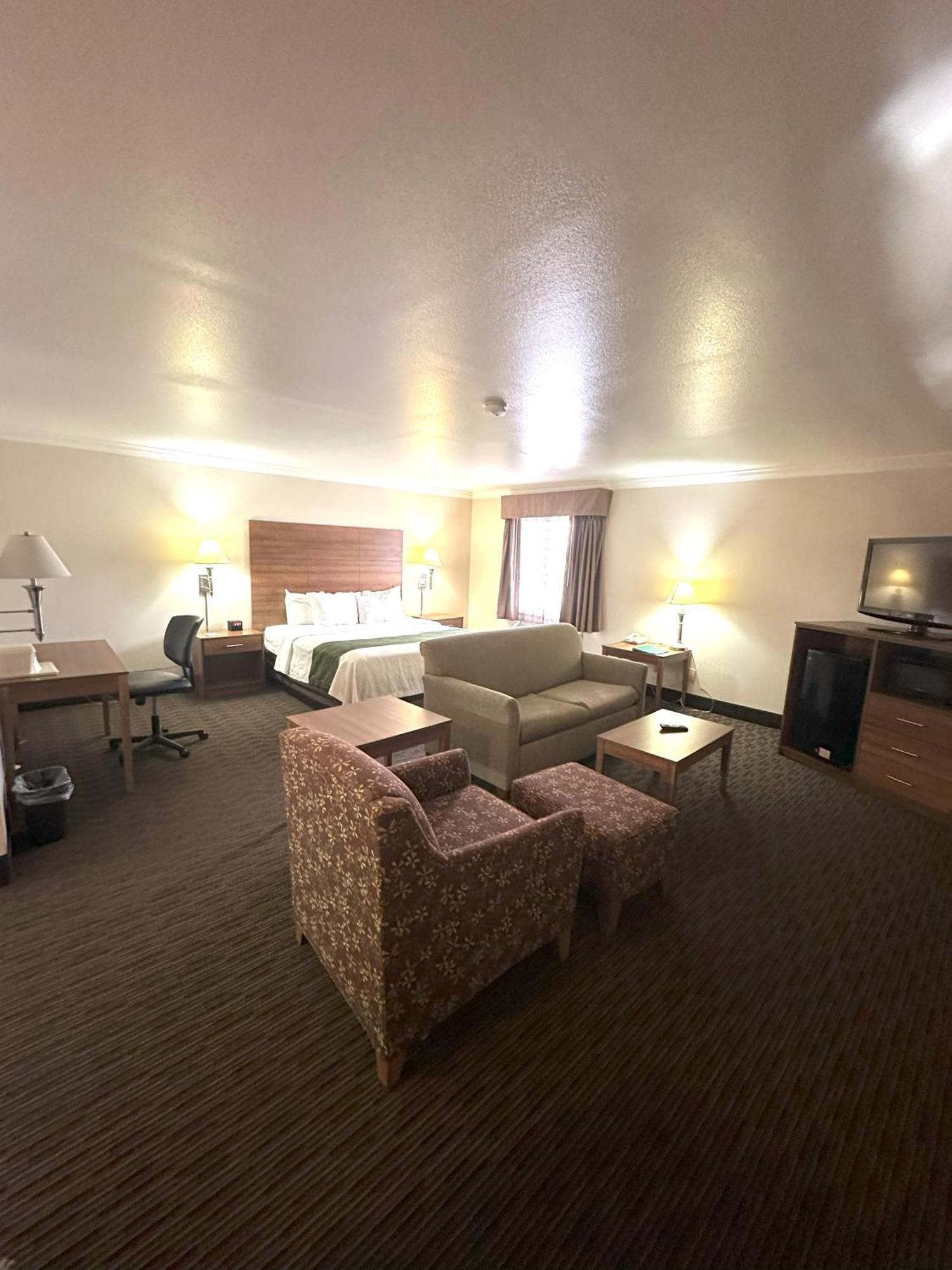 Quality Inn & Suites Salina Exterior photo