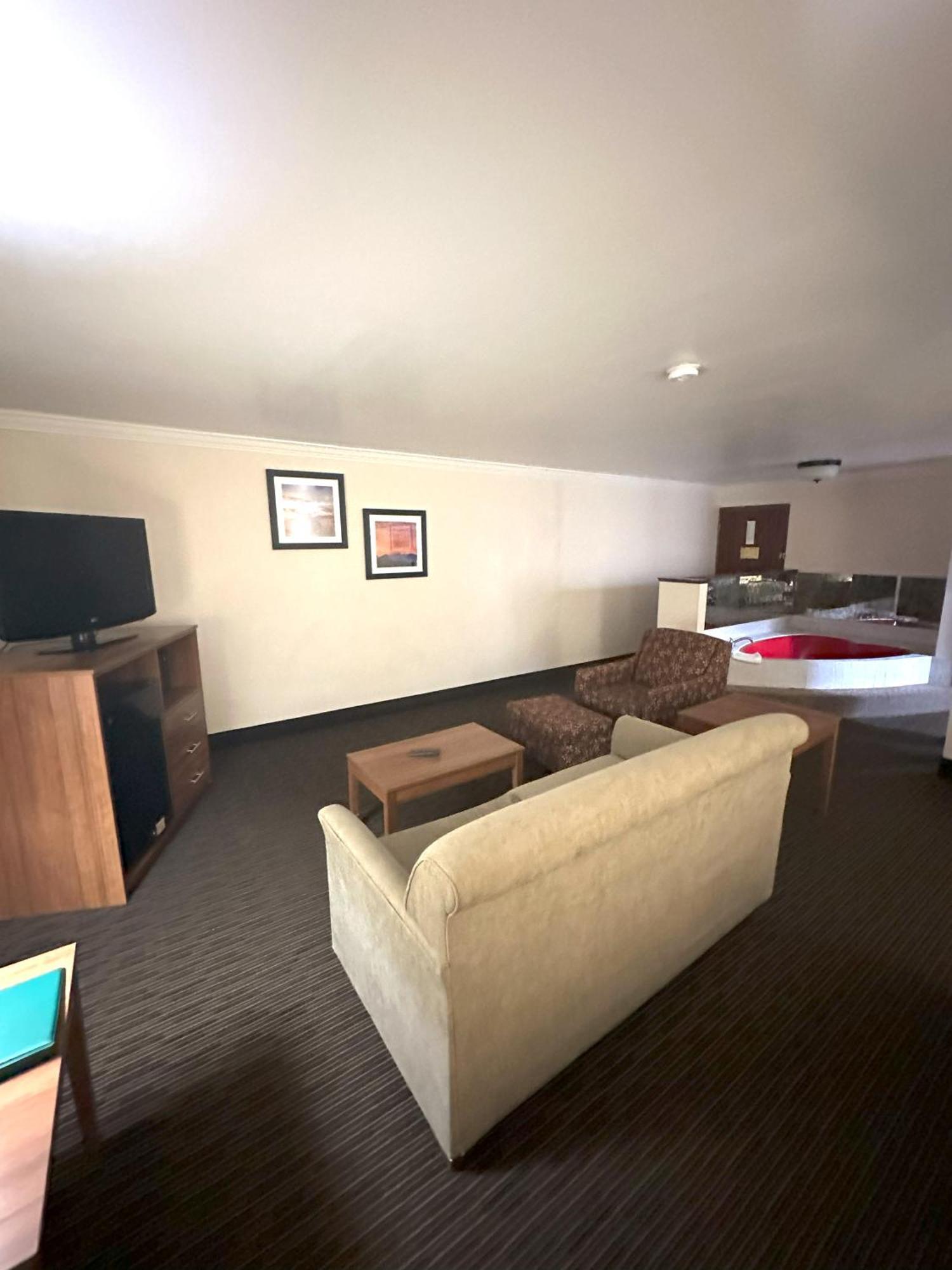 Quality Inn & Suites Salina Exterior photo