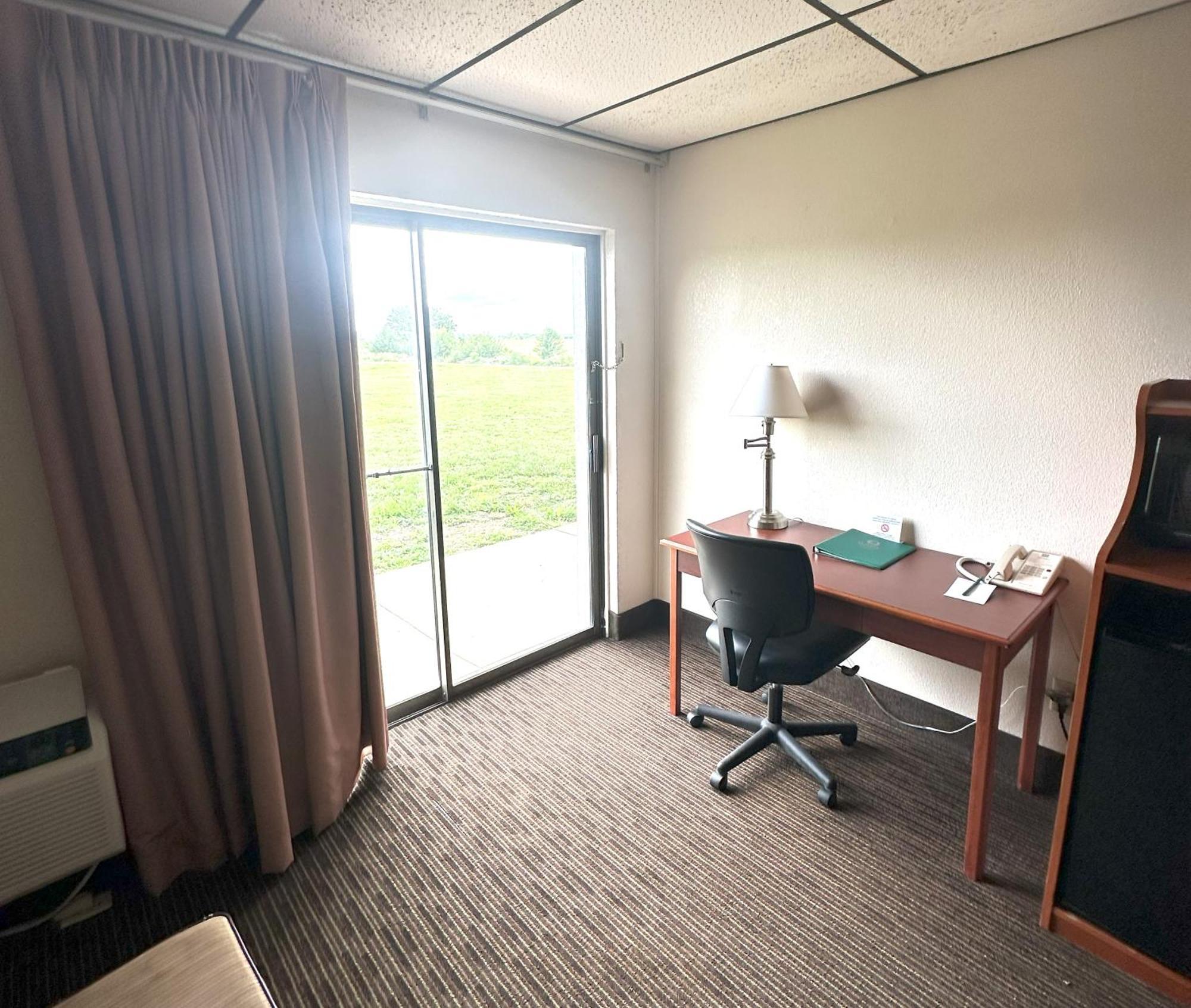 Quality Inn & Suites Salina Exterior photo
