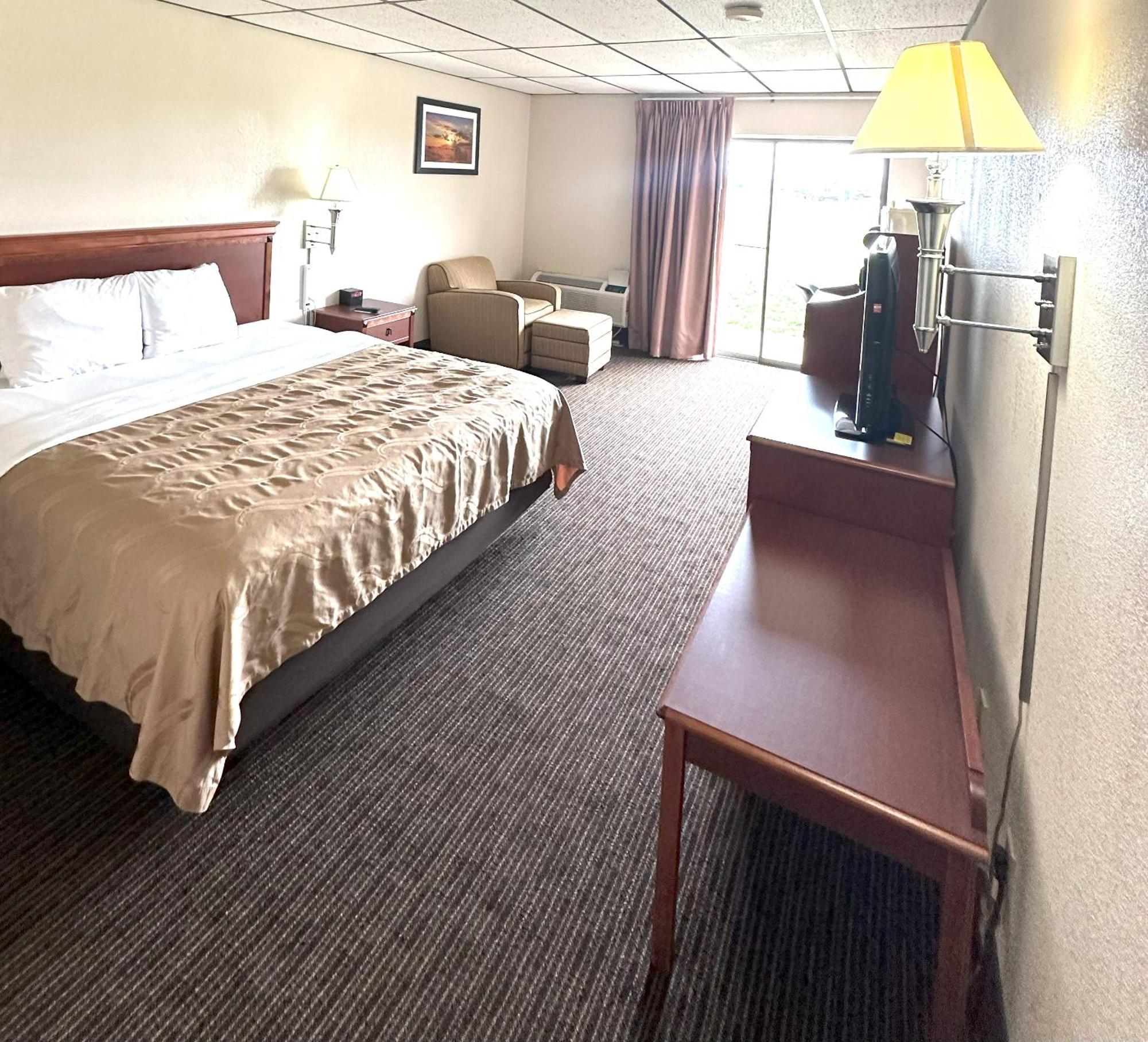Quality Inn & Suites Salina Exterior photo