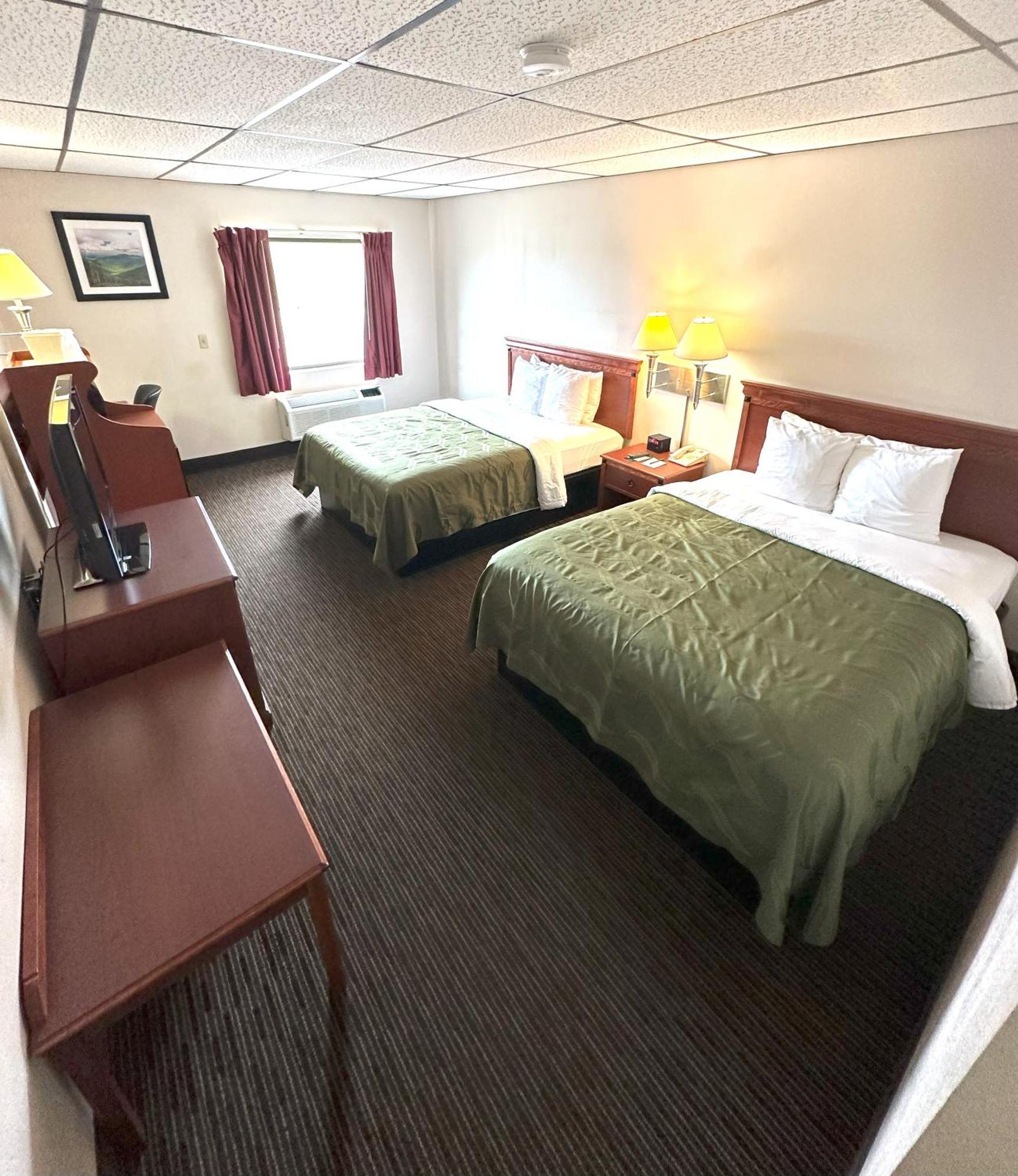 Quality Inn & Suites Salina Exterior photo