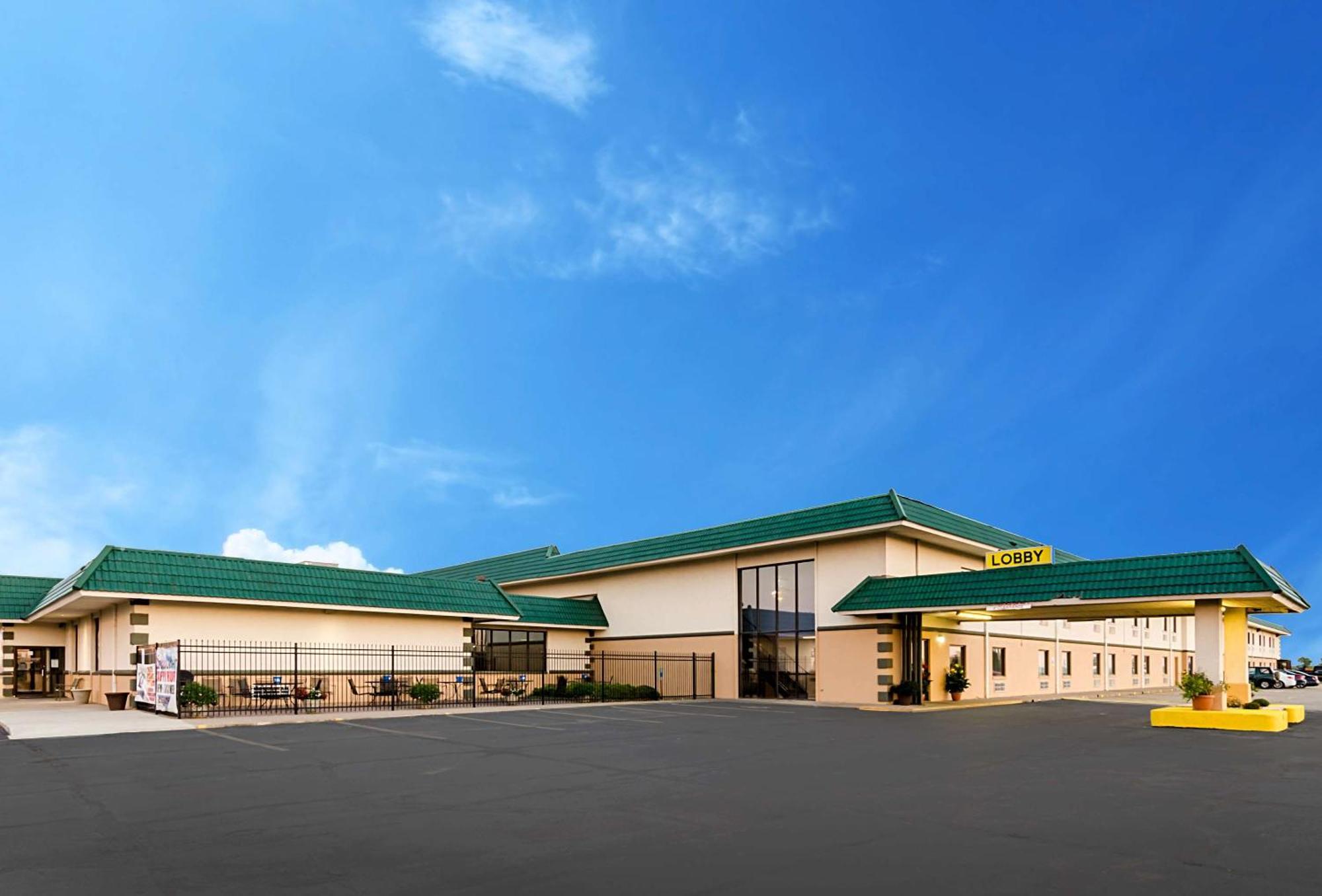Quality Inn & Suites Salina Exterior photo